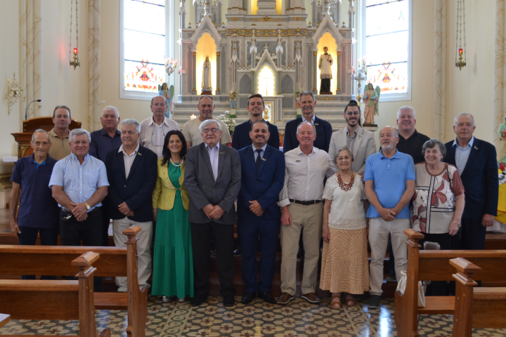 A celebra��o encerrou-se com uma b�n��o especial aos que dedicam ou j� dedicaram parte de suas vidas ao servi�o p�blico no Legislativo