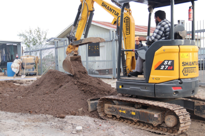 A obra envolveu a demolio do pavimento asfltico nas reas mais deterioradas, execuo de drenagem pluvial, instalao de meios-fios