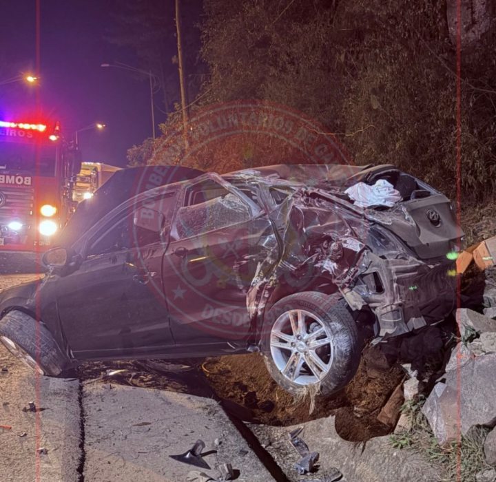 Tr�nsito - Carro colide em poste e um rapaz fica gravemente ferido na BR-470, em Garibaldi