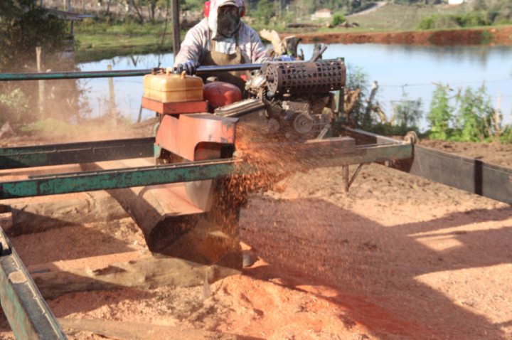 Garibaldi - Secretaria de Agricultura amplia atendimento aos produtores com segunda serra m�vel