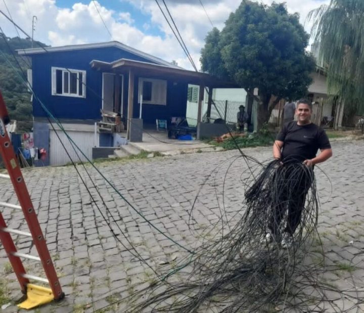 Farroupilha - Mutiro recolhe cerca de uma tonelada e meia de fios obsoletos nos bairros Medianeira e Santa Catarina