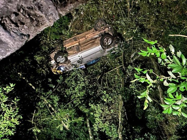Tr�nsito - Condutor perde controle de ve�culo e despenca de ponte na ERS-446 em Carlos Barbosa