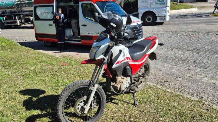 Tr�nsito - Acidente entre carro e moto, deixa motociclista ferido na BR-470, em Garibaldi