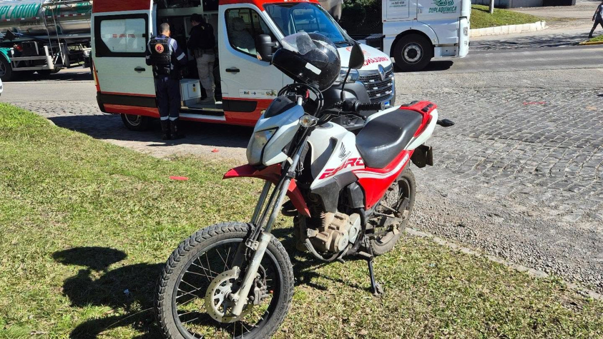 Tr�nsito - Acidente entre carro e moto, deixa motociclista ferido na BR-470, em Garibaldi