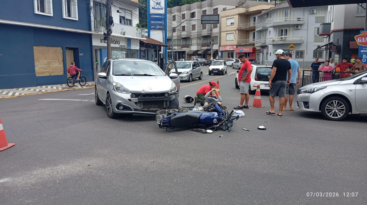 Garibaldi - Tr�nsito - Carro bate em moto no largo do Apolo