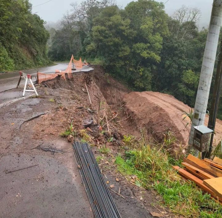 Queda de barreira e rompimento parcial de asfalto s�o registrados em Monte Belo do Sul