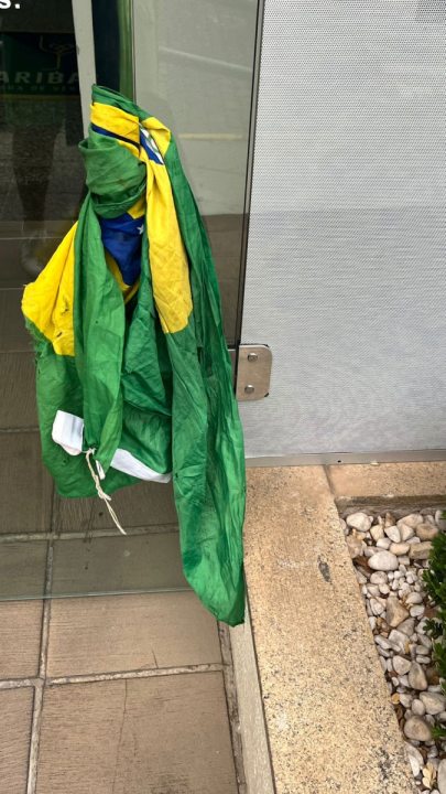 BANDEIRA RASGADA � AMARRADA NA PORTA DA C�MARA DE VEREADORES DE GARIBALDI