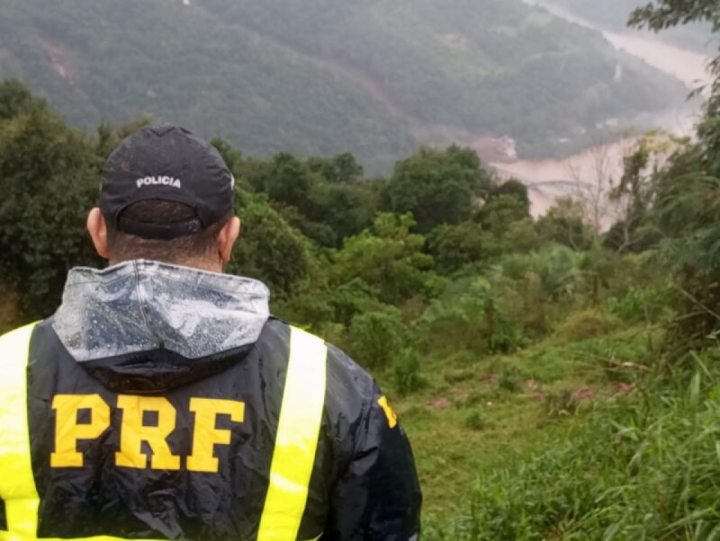 Equipes realizam operao para resgate de cerca de 40 pessoas na Ponte dos Arcos entre Bento e Veranpolis