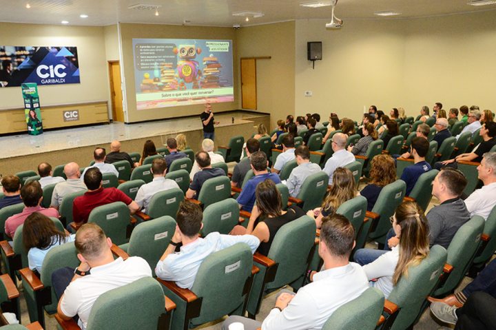 Bom Dia Associado da Cic de Garibaldi: Entre as principais frentes de atua��o, destacam-se a promo��o de cursos, palestras, workshops e eventos t�cnic