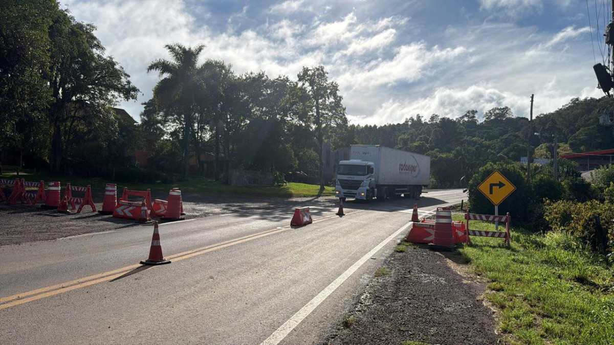Tr�nsito - BR-470 � liberada na Serra das Antas ap�s bloqueio devido as fortes chuvas