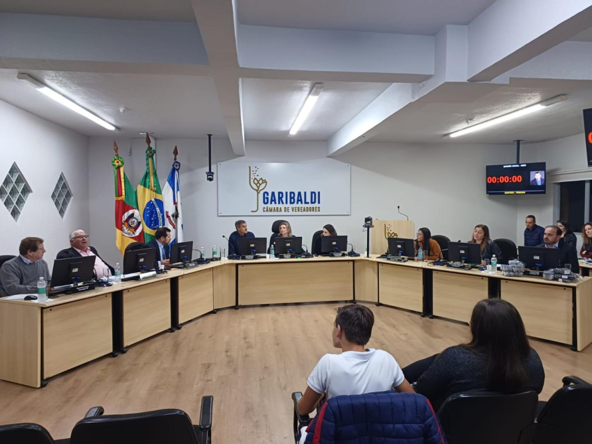 Poder Legislativo de Garibaldi - Vereadores votam com urgncia projetos encaminhados para a Cmara