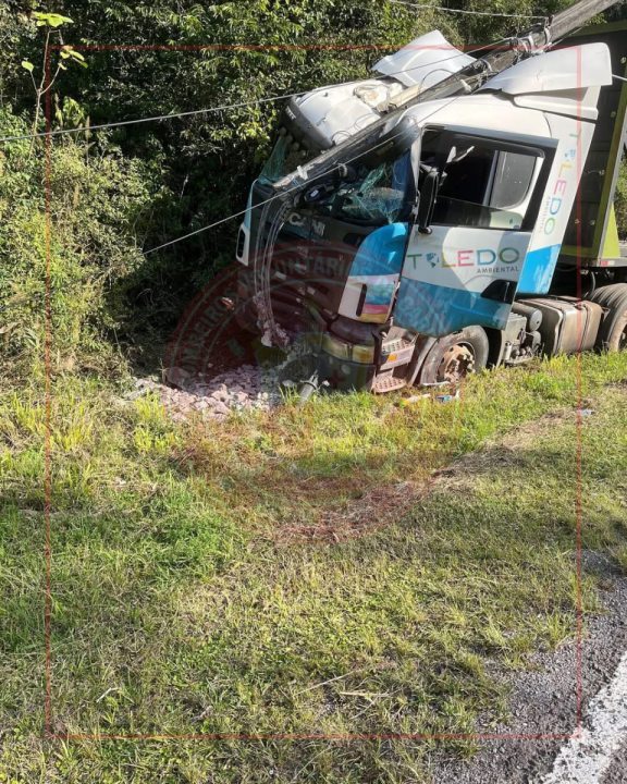 Caminho desgovernado atinge poste e gera falta de energia eltrica em Garibaldi, RS 