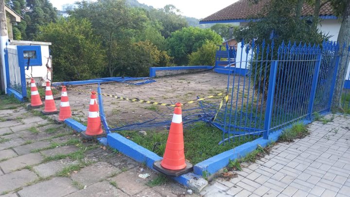 Carro colide contra port�o de entrada da Corsan de Garibaldi, RS 