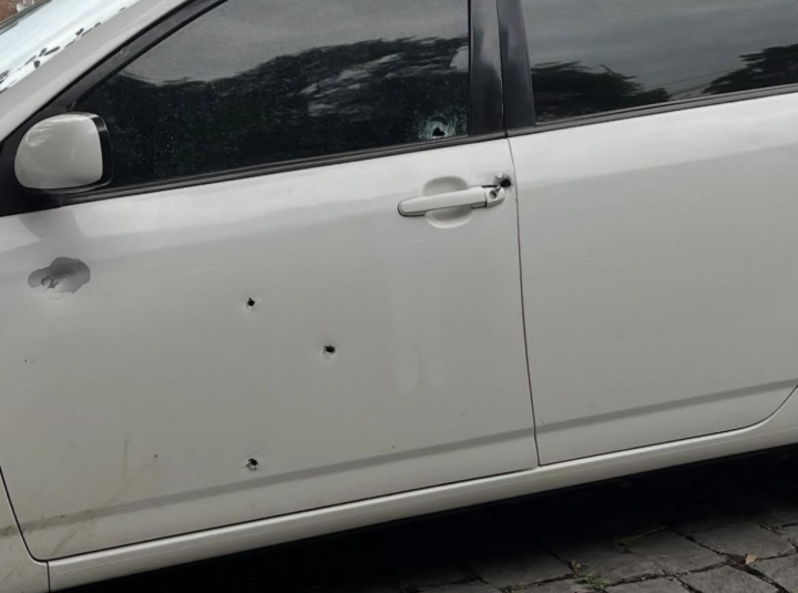 Carro � alvejado por tiros em Carlos Barbosa, RS 