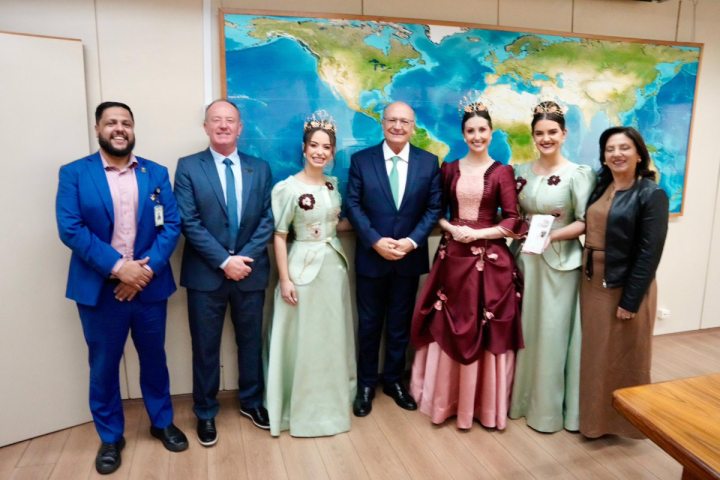 Comitiva retorna nesta quinta de viagem de divulgação da Fenachamp em Brasília As soberanas da Fenachamp, a rainha Giovana Pelizzari e as princesas Ra