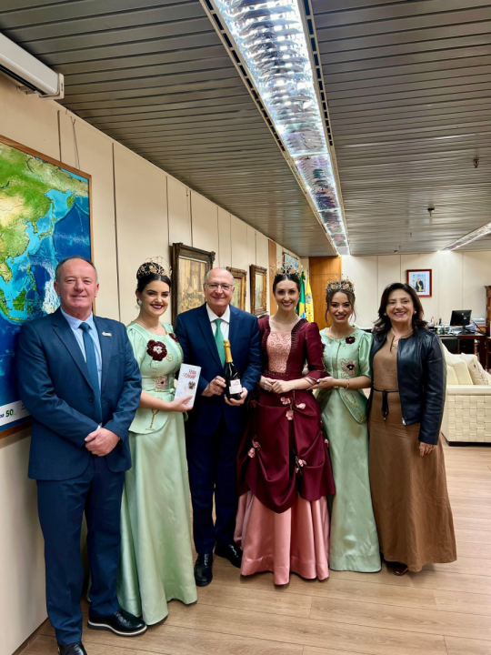 Comitiva retorna nesta quinta de viagem de divulgação da Fenachamp em Brasília As soberanas da Fenachamp, a rainha Giovana Pelizzari e as princesas Ra