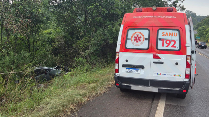 Tr�nsito - Homem fica ferido ap�s colidir em poste de sinaliza��o na BR-470 em Garibaldi