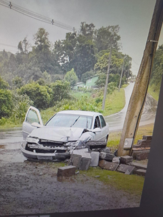 Condutora ficou ferida devido carro bater em poste no munic�pio de Boa Vista do Sul, RS