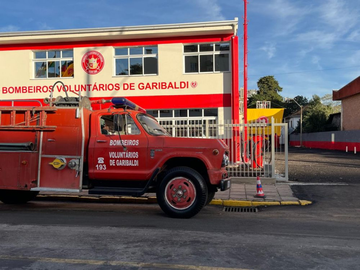  Bombeiros Volunt�rios de Garibaldi foram acionados para atendimento a inc�ndio em um silo de armazenamento de serragem, no bairro Tamandar�.