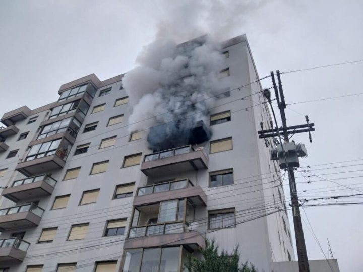 Farroupilha - Na manh desta tera-feira, 14, criana  salva aps incndio em apartamento 