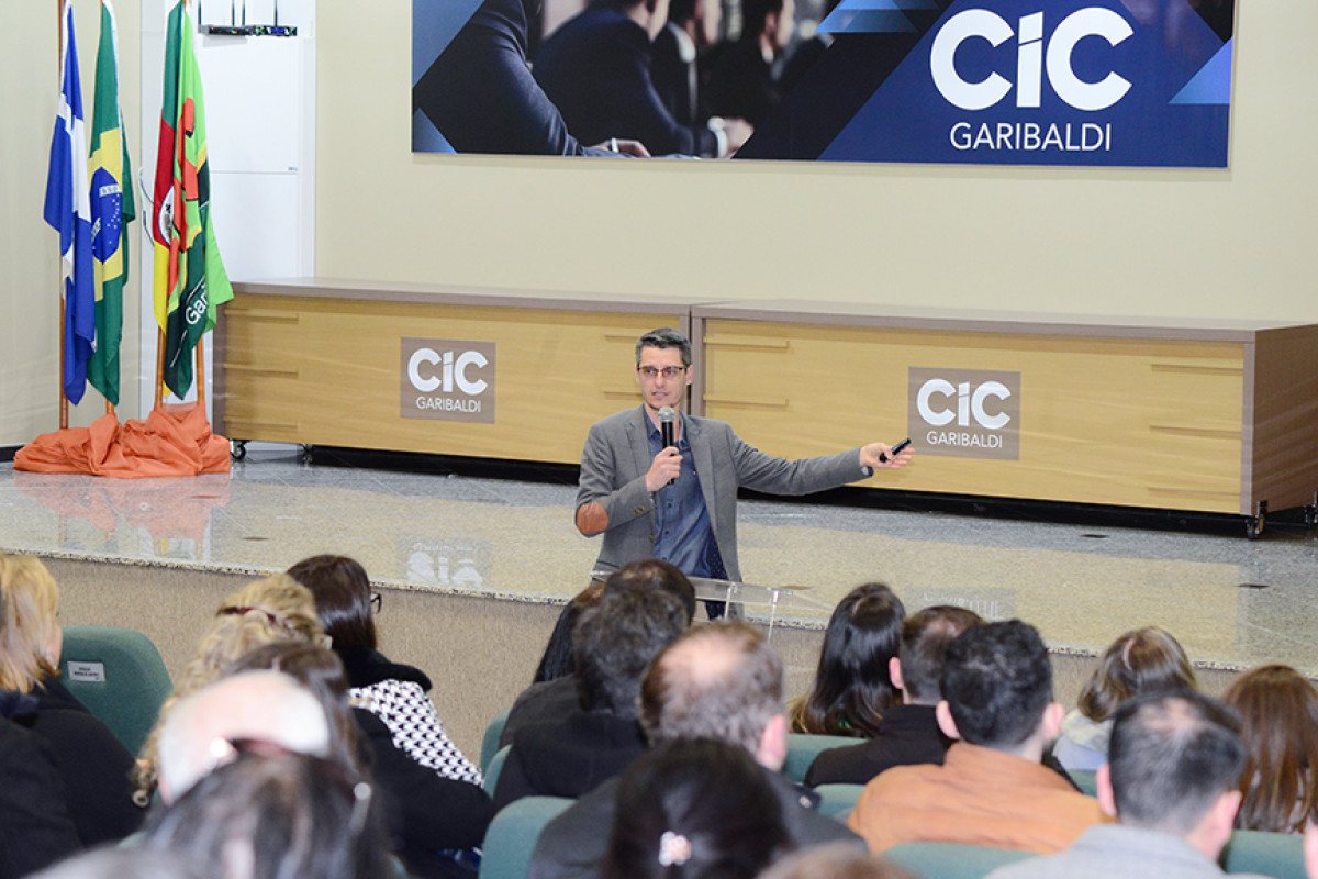 Com o tema ‘Comunicao, Liderana e Vendas’, o Bom Dia Associado CIC recebeu na manh de tera-feira, 26 de agosto, Daniel Borelli