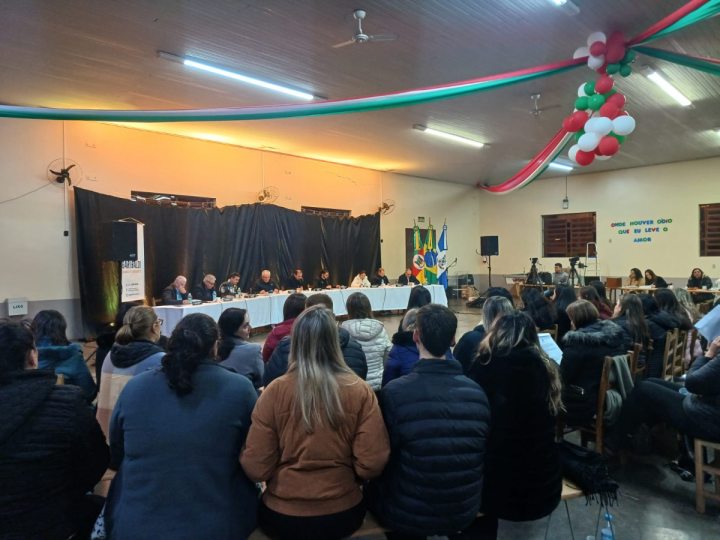 DIREÇÃO E PAIS DA ESCOLA ATÍLIO TOSIN DE GARIBALDI, RS