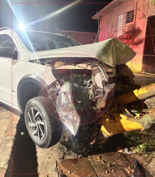 Dois ve�culos colidem no bairro Garibaldina, em Garibaldi, RS 