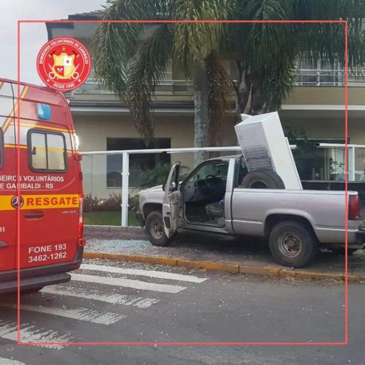 Em Garibaldi, motorista perde o controle do veículo e aringe muro de residência 