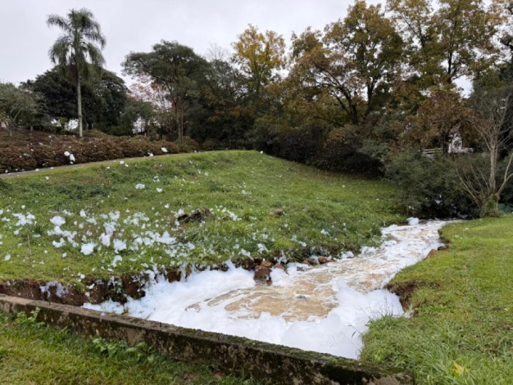 Espuma incomum em um arroio na região do bairro Garibaldina.