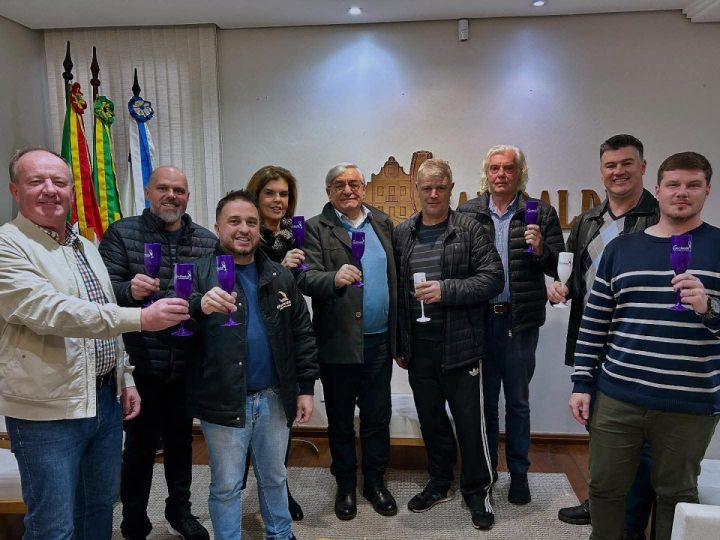 Família Bonotto esteve no gabinete do prefeito Chesini para brindar o desfecho das nagociações