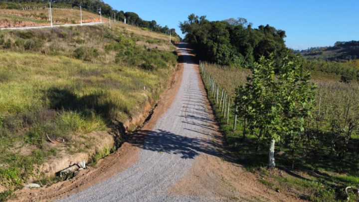 Garibaldi - Prefeitura realiza melhorias vi�rias no interior com alargamento e manuten��o de estradas