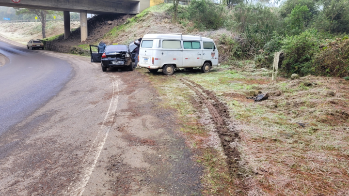 Gelo na pista provoca acidente no viaduto da Rota do Sol