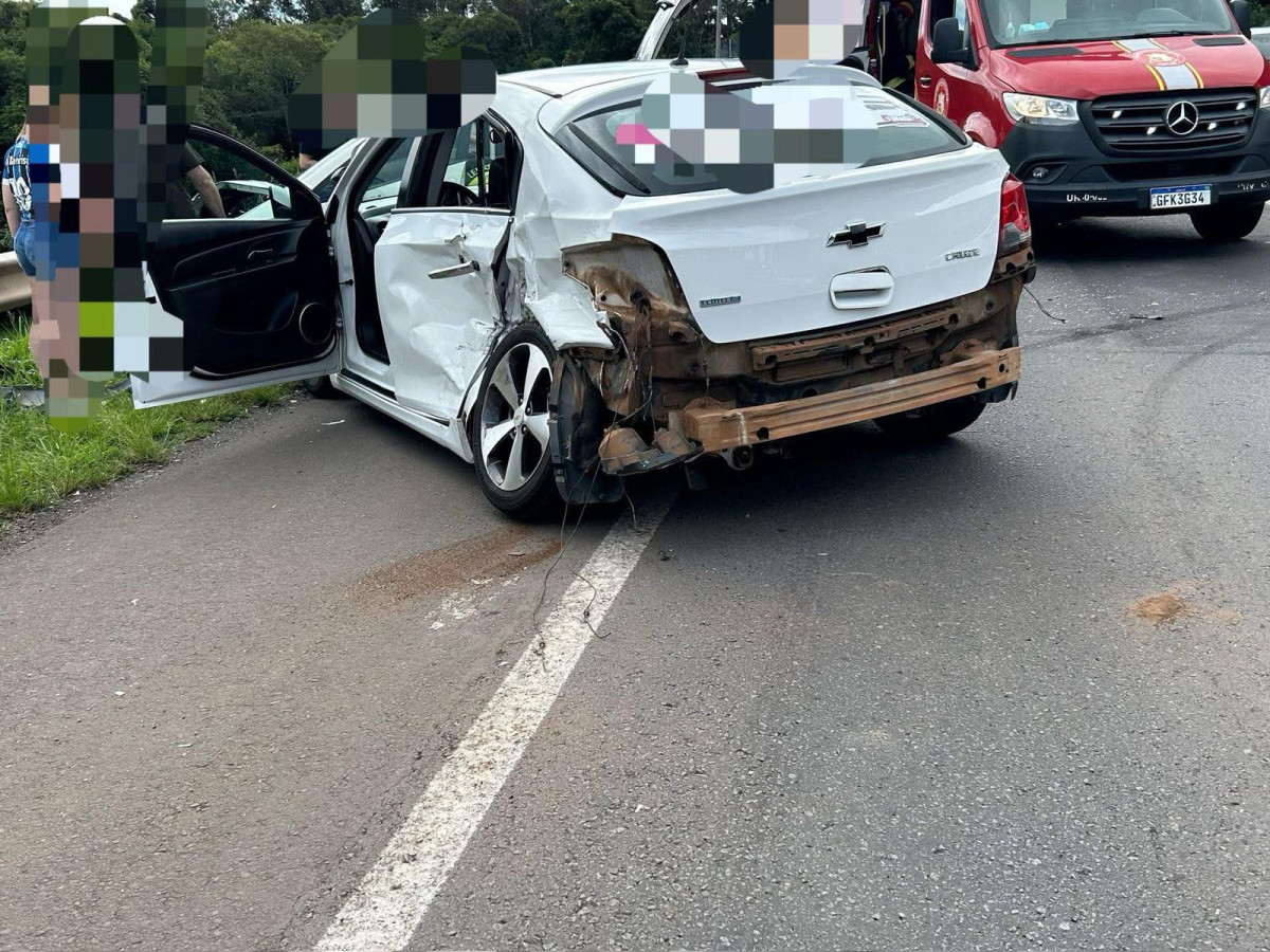 Tr�nsito - Bombeiros de Garibaldi atendem a um grave acidente na BR 470, altura da garrafa da Fenachamp