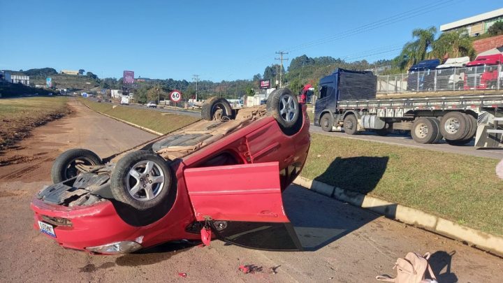 Honda Fit tomba no trevo da Telasul, na BR-470