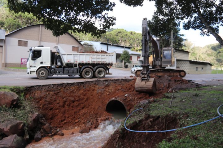 Garibaldi-Secretaria Municipal de Servi�os Urbanos Prefeitura inicia obra para triplicar a vaz�o de �gua na Ponte de Linha Ara�jo e Souza