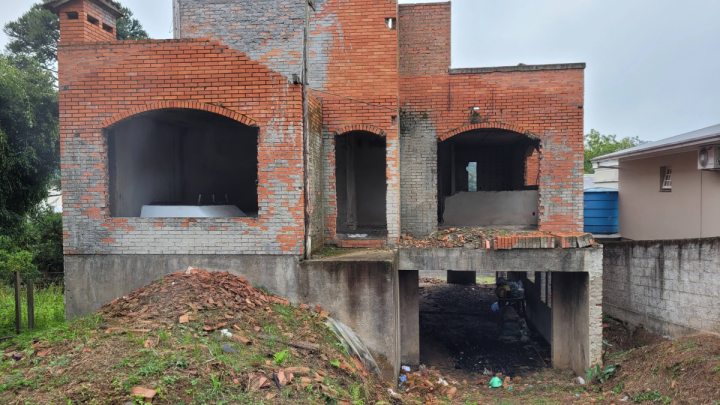 Inc�ndio atinge resid�ncia abandonada em Garibaldi