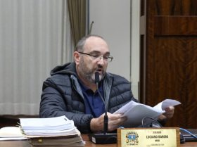Poltica - Carlos Barbosa -  ‘Nosso pr-candidato a Prefeito nas eleies 2024  o Luciano Baroni’, anuncia Denir Gedoz do MDBl~i