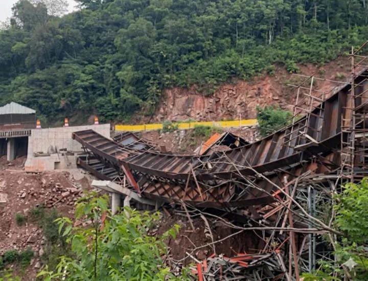 Estrutura met�lica de viaduto em obra cai na BR-470, na Serra das Antas