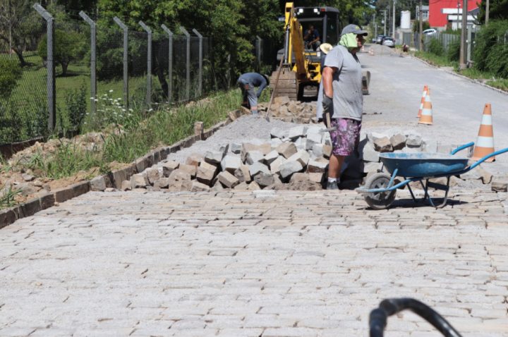 Obra de pavimenta��o na Rua Expedicion�rio Jo�o Batista Alberton, com o objetivo de qualificar a infraestrutura vi�ria e trafegabilidade 