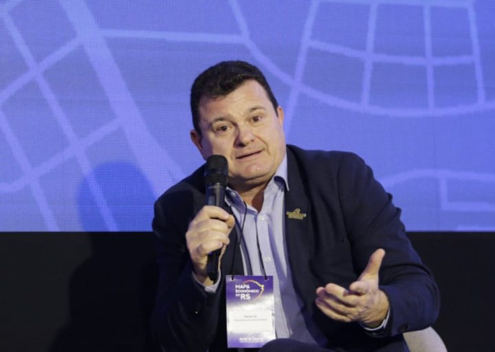 OSCAR L, PRESIDENTE DA COOPERATIVA VINCOLA GARIBALDI RECEBE MAIS UM PRMIO DA AGAS 
