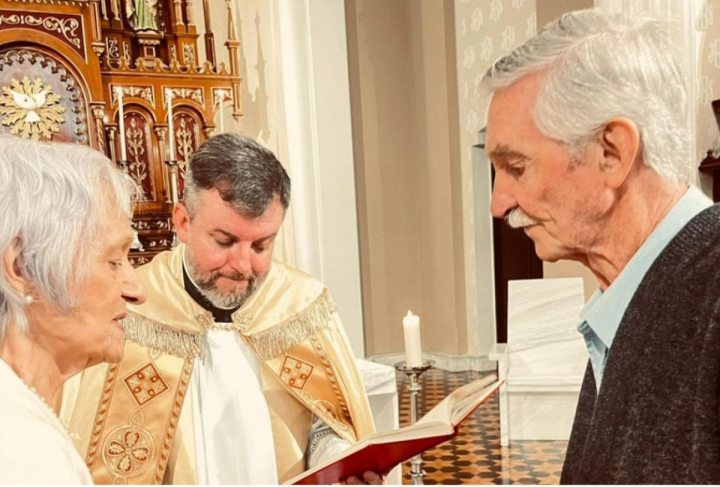Padre natural de Garibaldi realiza cerim�nia de casal que resolveu subir ao altar depois de 43 anos juntos, em Caxias do Sul