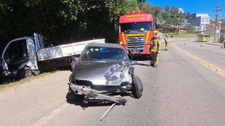 Trnsito - Homem morre e outras duas pessoas ficam feridas em acidente na BR-116, em Caxias do Sul