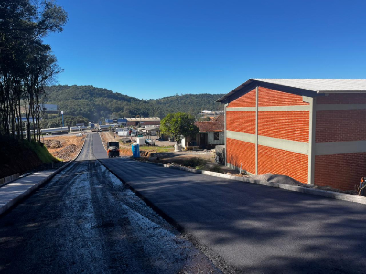  Prefeitura de Garibaldi - Pavimenta��o de nova via no bairro Garibaldina � finalizada nesta quinta-feira