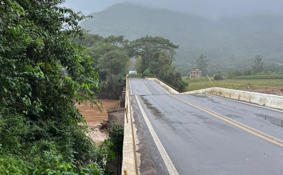 Ponte do Rio Ca na BR-116 entre Caxias e Nova Petrpolis cede e  interditada