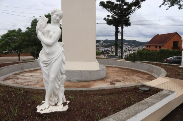 PRA�A DA ERMIDA EM GARIBALDI, AGORA RECEBE O NOME DE  PRA�A VANDENIR ANTONIO MIOTTI