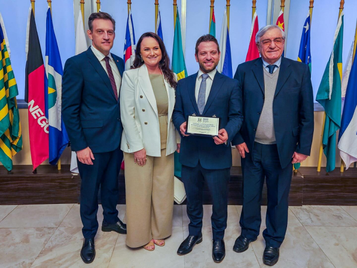 Prefeito Sérgio Chesini com o cônsul da Itália, Valerio Caruso, do Deputado Guilherme Pasin