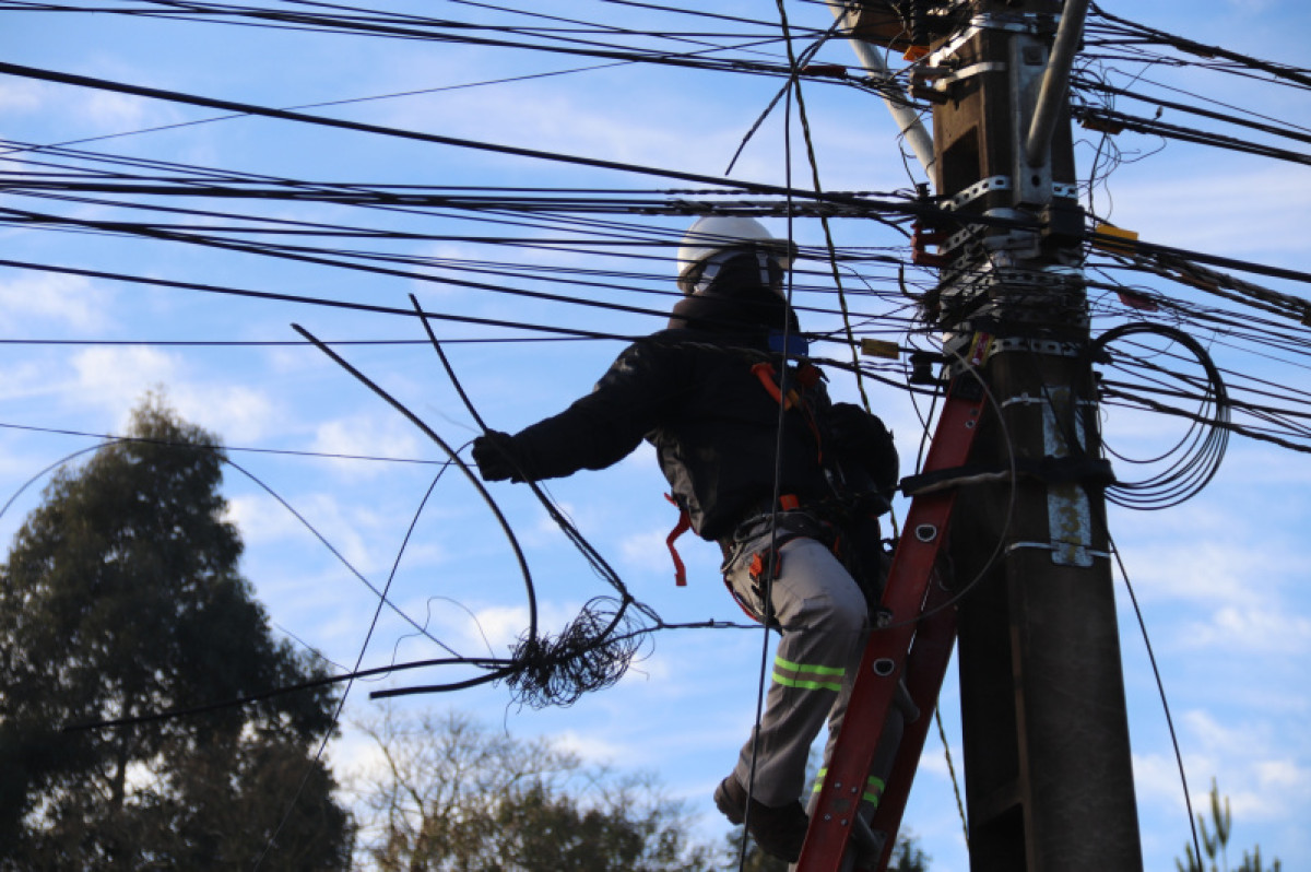 Secretaria Municipal de Seguran�a e Mobilidade Urbana Prefeitura de Garibaldi d� sequ�ncia � Opera��o Poste Limpo com segundo dia de retirada de fios