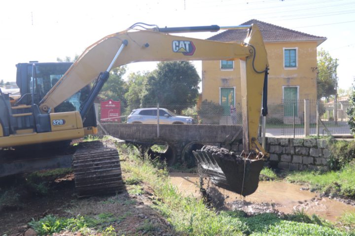 Garibaldi -Secretaria Municipal de Obras - Prefeitura realiza desassoreamento em Marc�lio Dias