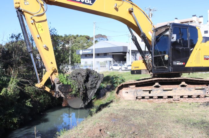Garibaldi - Secretaria Municipal de Obras Prefeitura realiza desassoreamento de trecho do Arroio Marrec�o no bairro Champagne