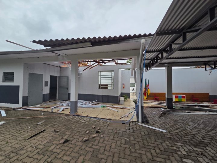 Reconstru��o pr�dio da Escola de Vila Rica, Farroupilha, RS 